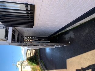 スタッフの出入り口を雪囲い