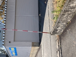 除雪車のためのポールも設置しました